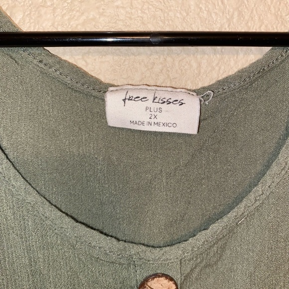 Woman’s Top - Picture 2 of 3